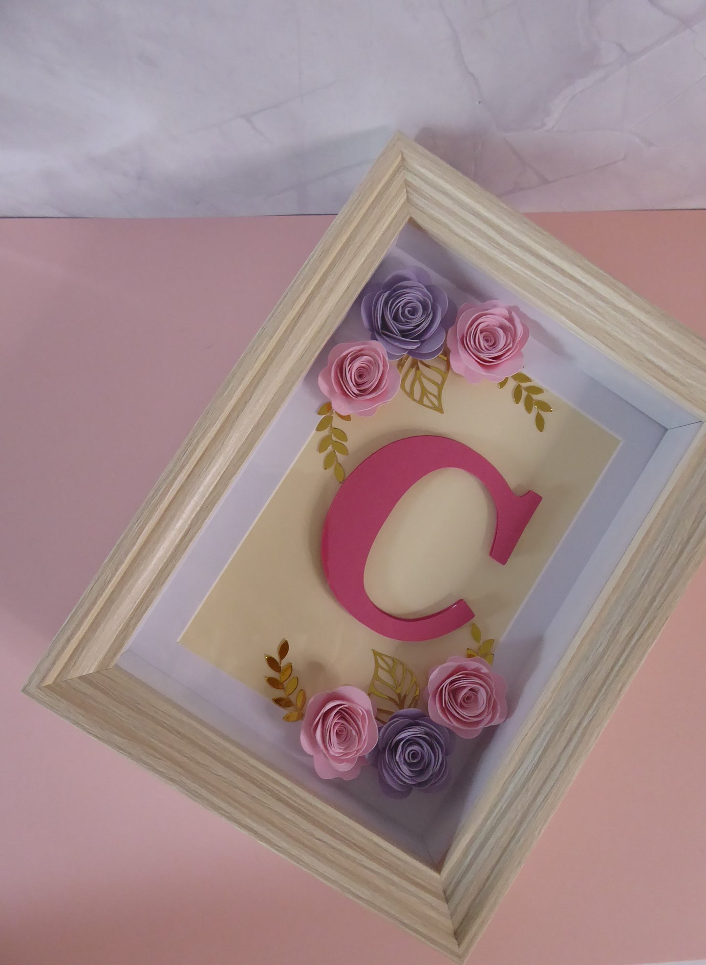 Cadre personnalisé avec initiale et fleurs en papier – Décoration artisanale fait main
