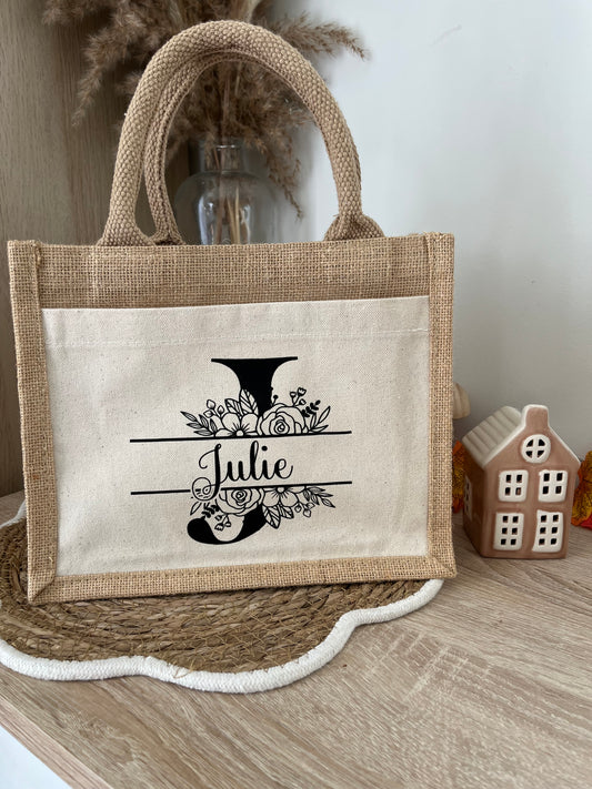 Sac en jute personnalisé – Prénom & initiale florale – Cadeau unique et élégant
