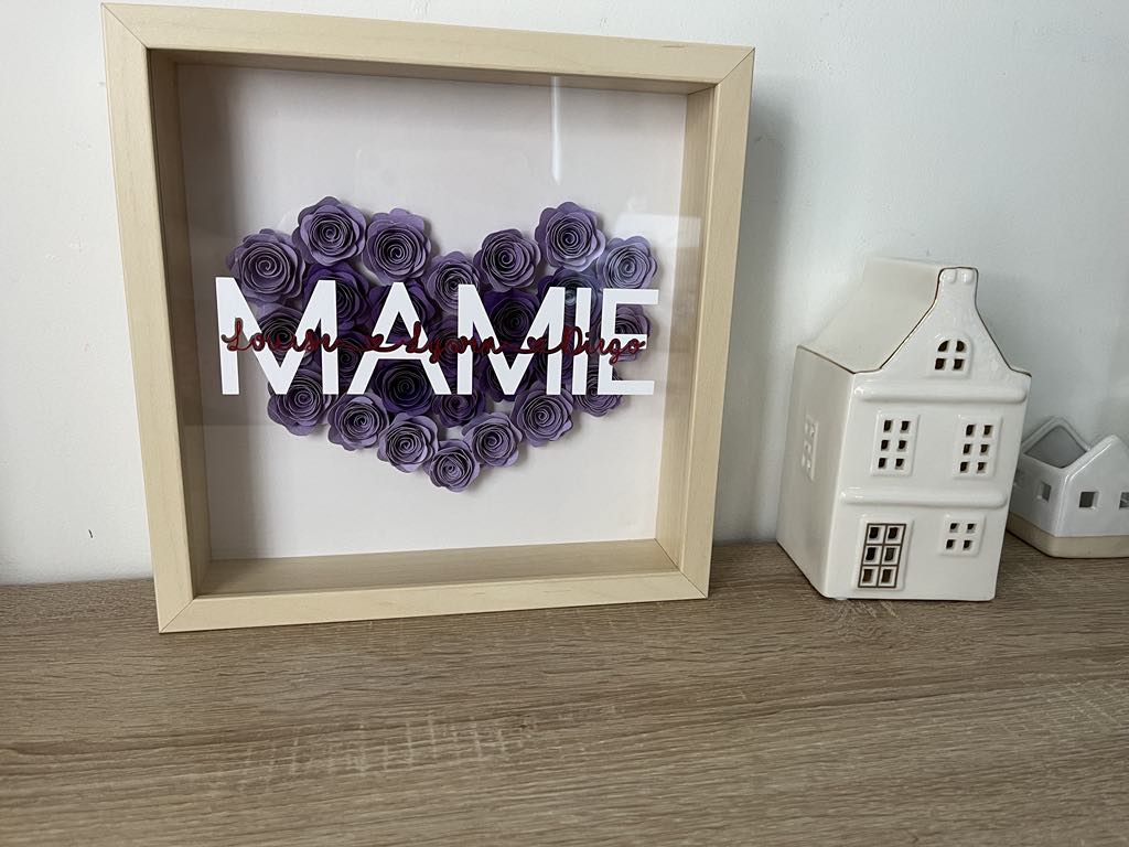 Cadre personnalisé cœur de fleurs en papier – Mot et message au choix