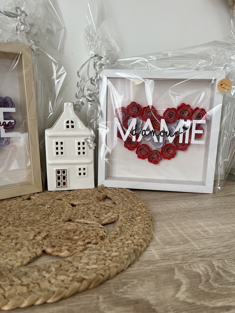 Cadre personnalisé cœur de fleurs en papier – Mot et message au choix