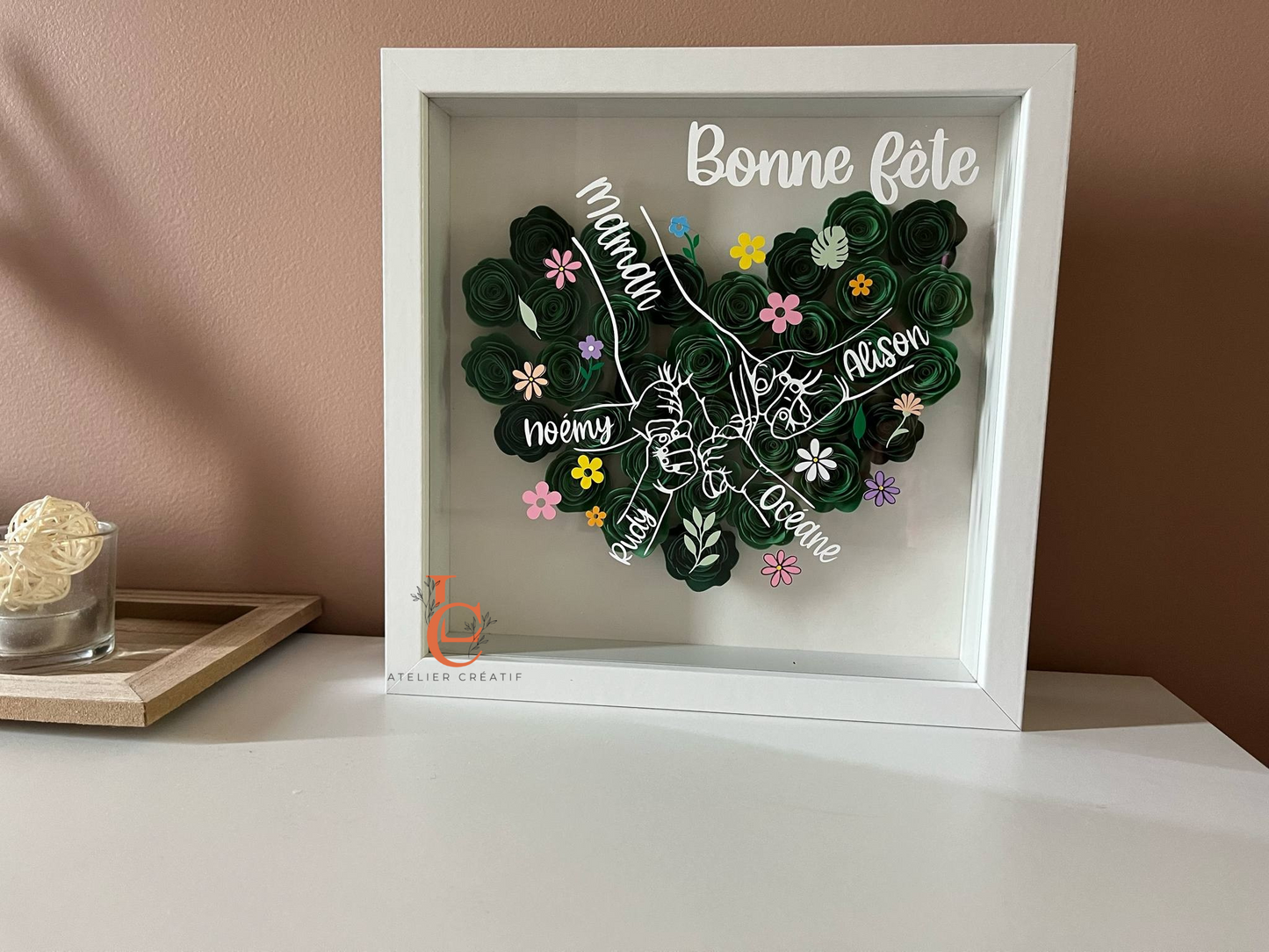 Cadre personnalisé famille avec mains d’enfants – Fleurs en papier faites main