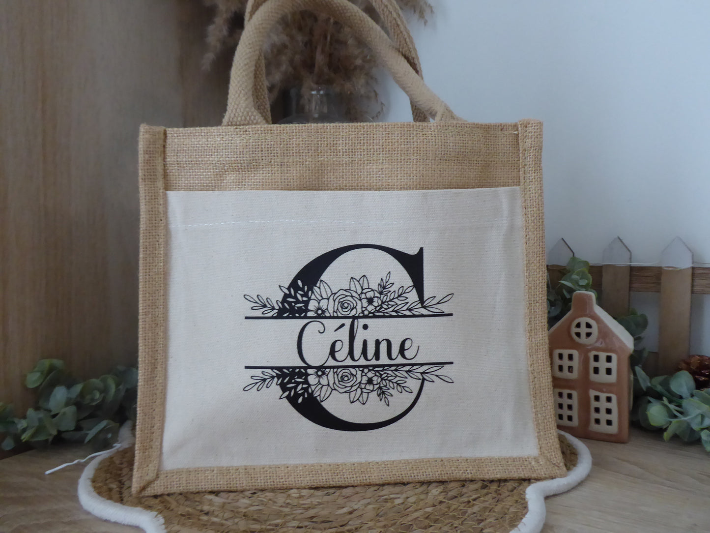 Sac en jute personnalisé – Prénom & initiale florale – Cadeau unique et élégant