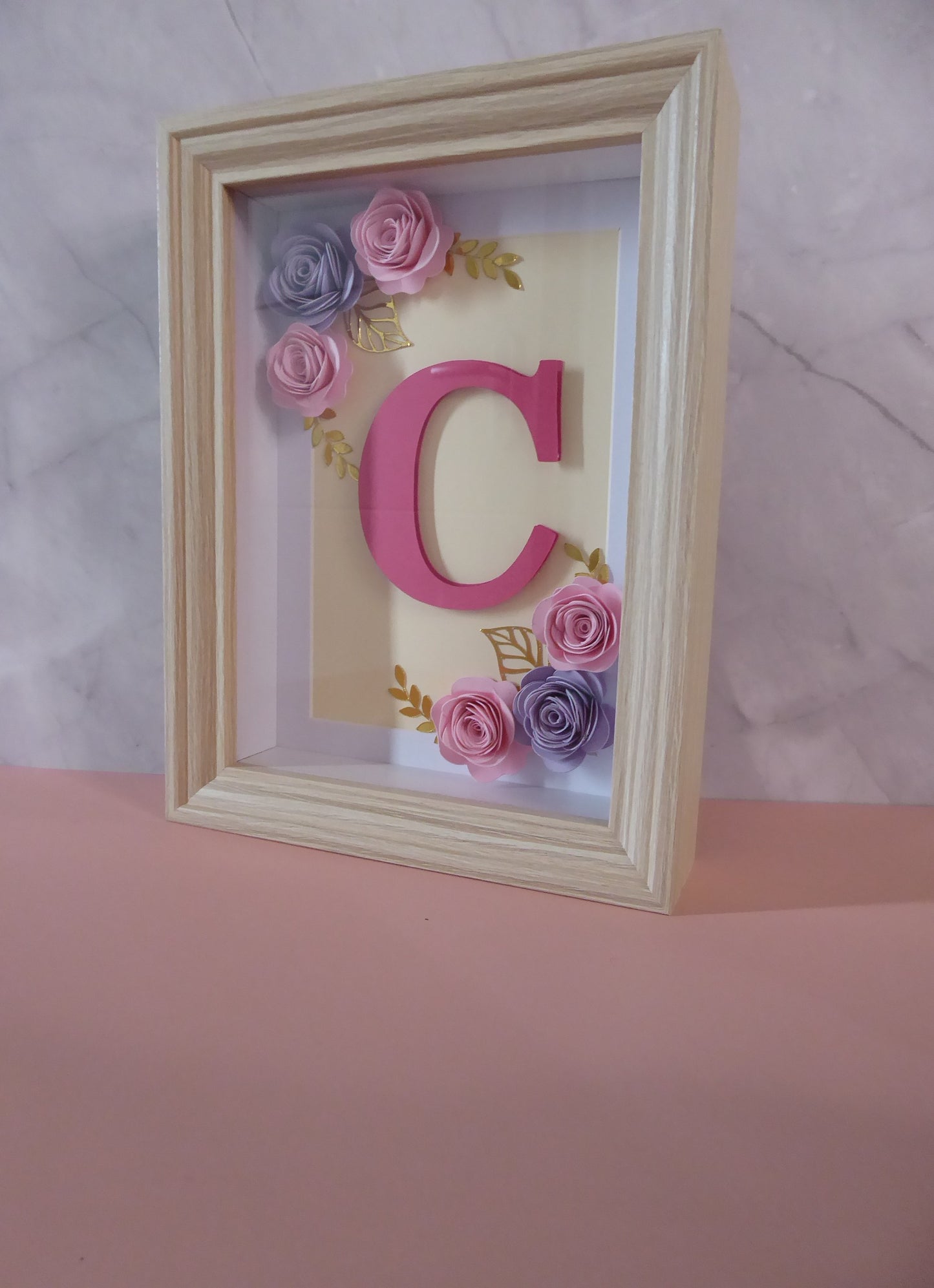 Cadre personnalisé avec initiale et fleurs en papier – Décoration artisanale fait main