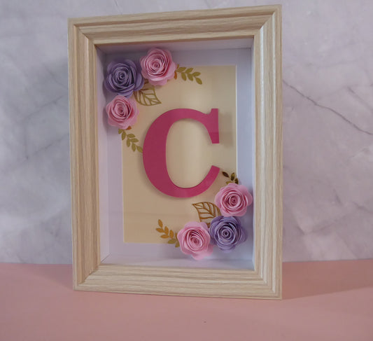 Cadre personnalisé avec initiale et fleurs en papier – Décoration artisanale fait main